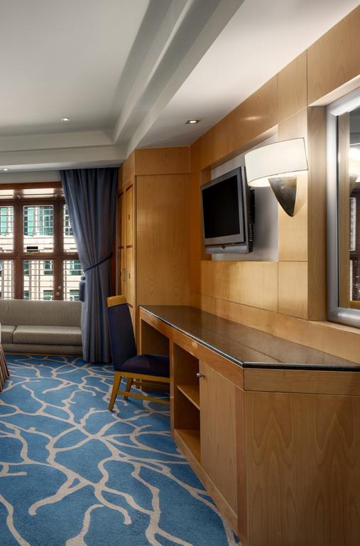 Makkah Towers Hotel Mekka Kültér fotó A balcony suite on the Queen Mary